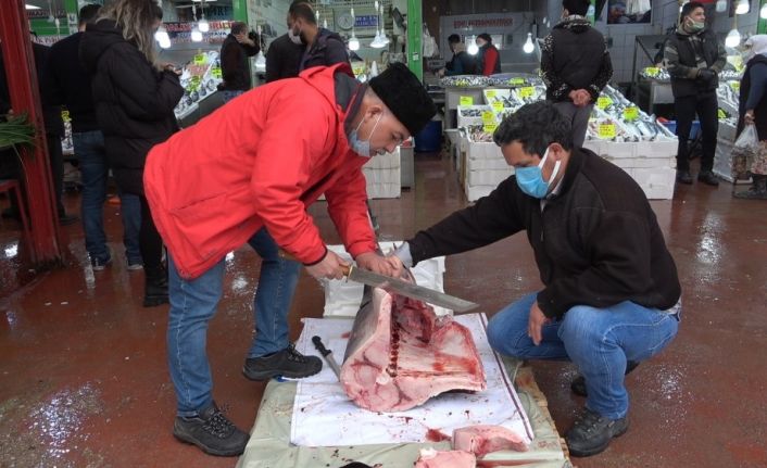 2,5 metre 98 kilogramlık kılıç balığı 1 saatte tükendi