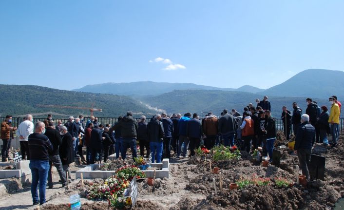 5 aylık hamileyken öldürülen Sezen defnedildi