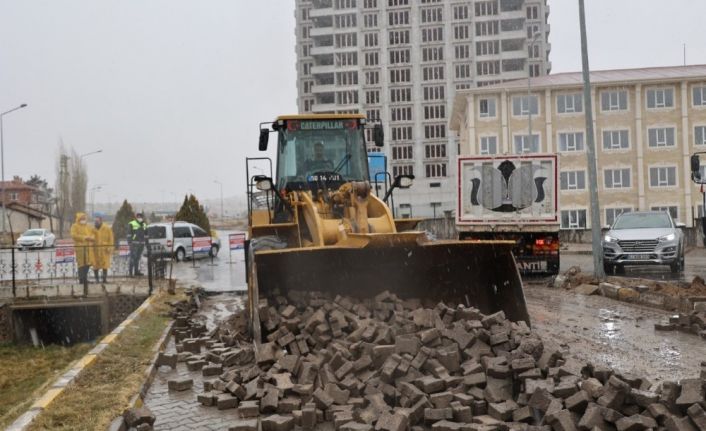 80.yıl bulvarında altyapı ve sıcak asfalt için çalışmalar başladı