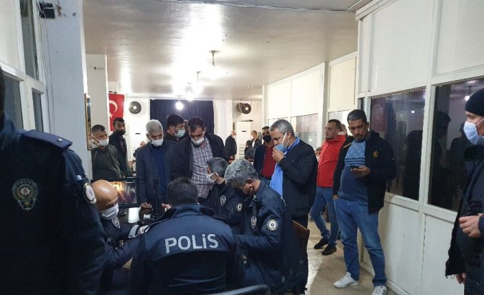 Adana’da kahvehaneye baskın: 37 kişiye sokağa çıkma yasağından ceza kesildi