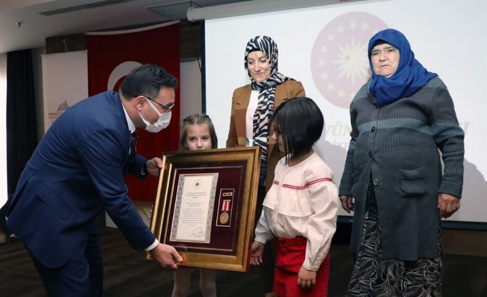 Afyonkarahisar şehidinin ikiz kızlarına ’Devlet Övünç’ madalyası