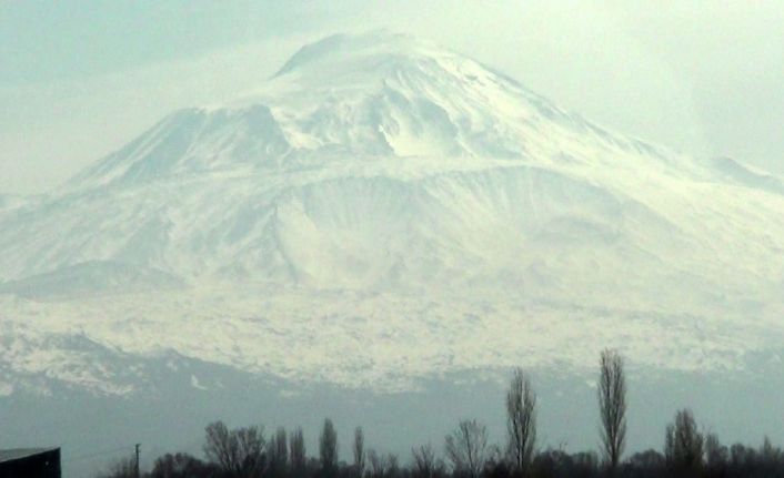 Ağrı Dağı ovanın yeşili ile bütünleşti