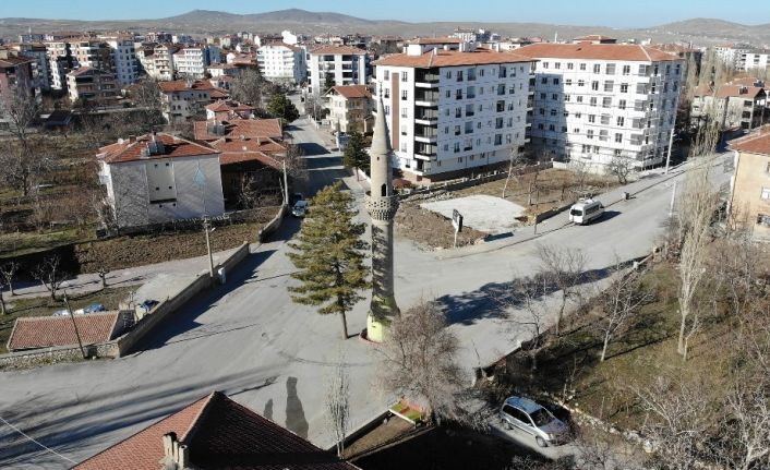 Aksaray’da yol ortasındaki camisiz minare şaşırtıyor