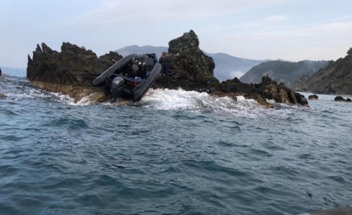 Anamur’da kayalara çarpan mülteci botu battı