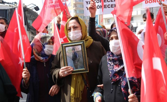 Annelerin çığlıkları yükseldikçe evlat nöbetine katılım devam ediyor