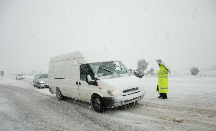 Antalya-Konya karayolunda kar kalınlığı 60-70 santime ulaştı