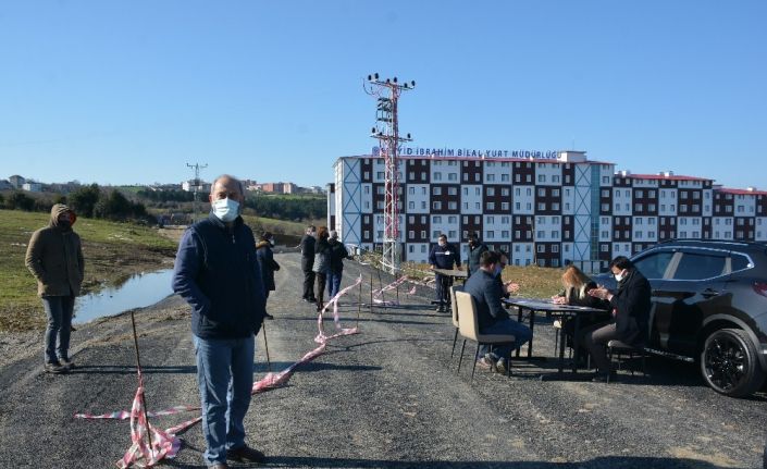 Arazisinden geçen yolu trafiğe kapatan hissedarlara para cezası