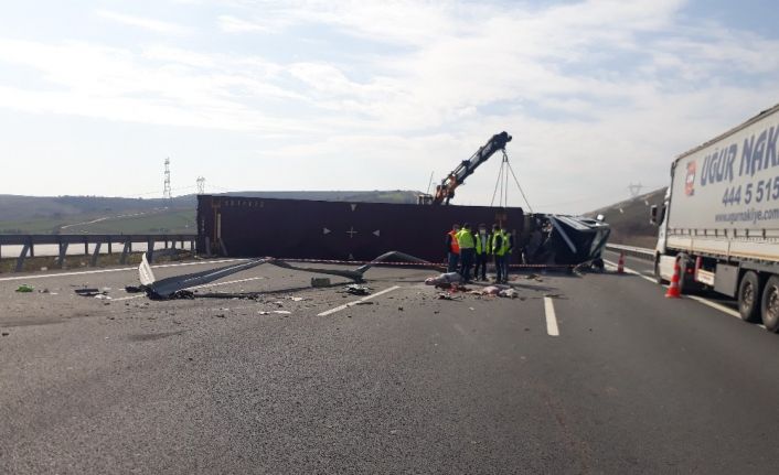 Arnavutköy’de tır devrildi: 1 yaralı