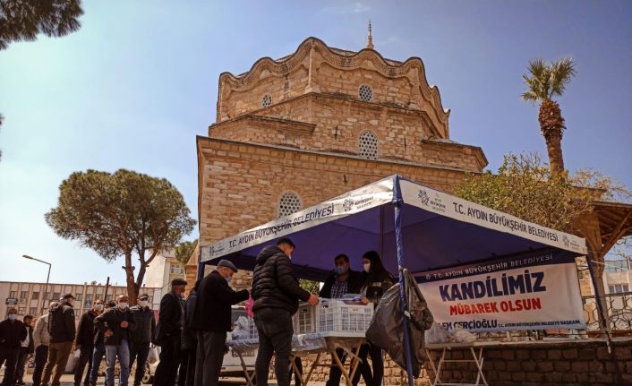 Aydın Büyükşehir Belediyesi Berat Kandili’nde vatandaşlara helva dağıttı