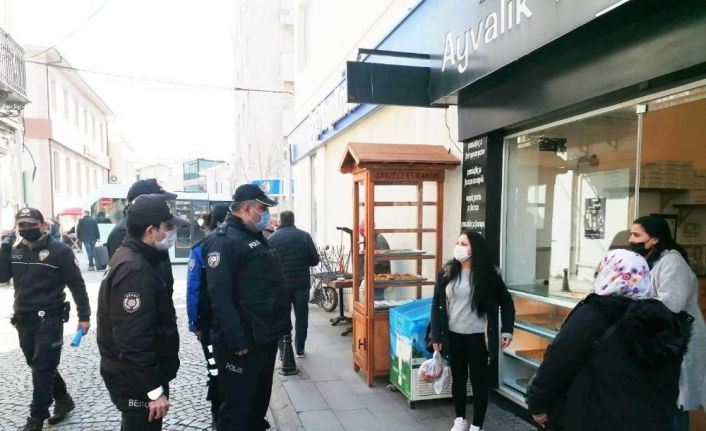 Ayvalık’ta polis pandemi denetimleri için sahada