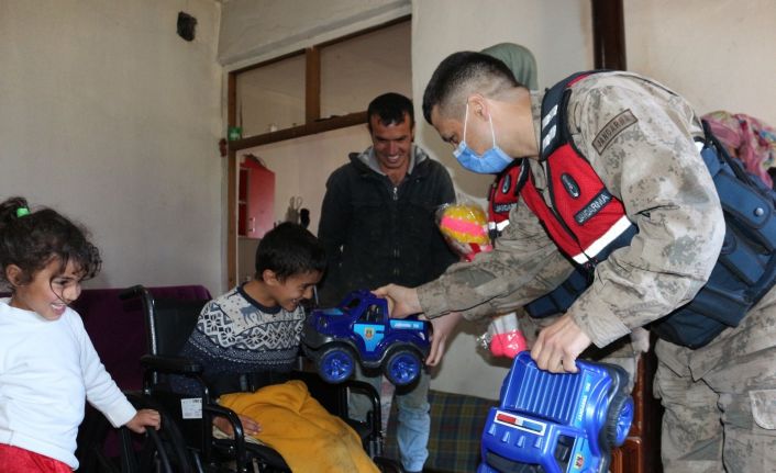 Babasının sırtında taşıdığı Batuhan’a jandarmadan anlamlı ziyaret