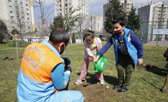 Başakşehir’de fidanlar çocuklarla birlikte büyüyor