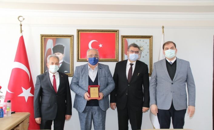 Başkan Akkaya’dan yurt dışındaki hayırseverlere plaket