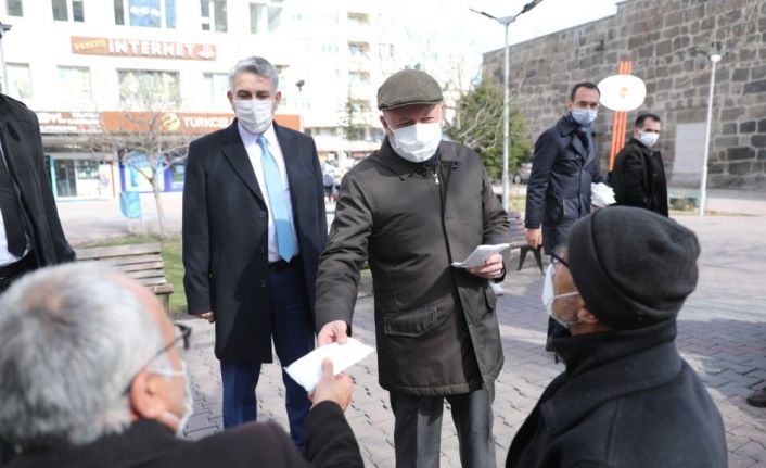 Başkan Çolakbayrakdar denetimlerde maske dağıttı