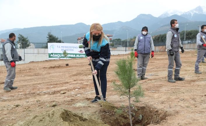 Başkan Doğan, öğrencilerle birlikte fidan dikti