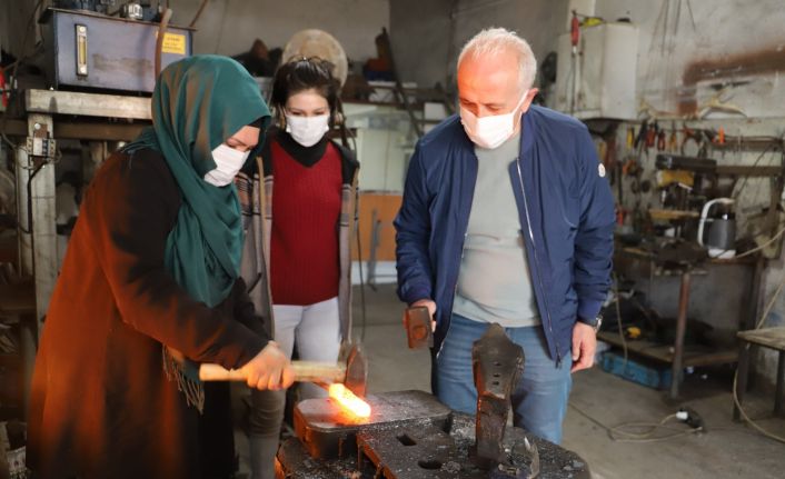 Başkan Gültak, ödüllü demirci ustası kadını atölyesinde ziyaret etti