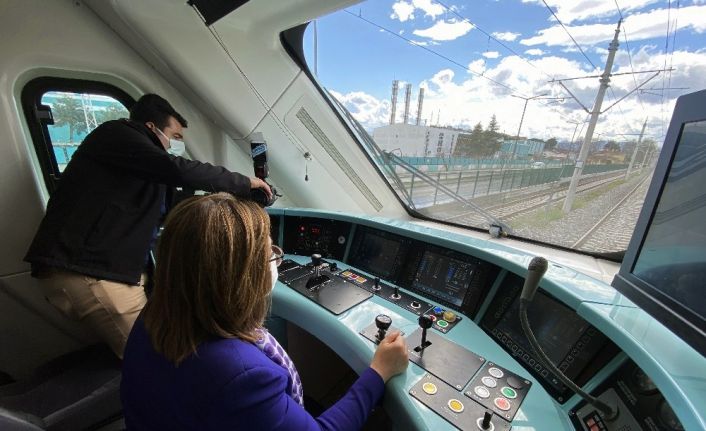 Başkan Şahin makinist koltuğuna oturarak Milli Elektrikli Tren’i test etti