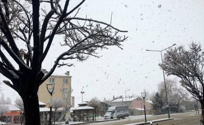 Bayburt’un yüksek kesimleri yeniden beyaza büründü