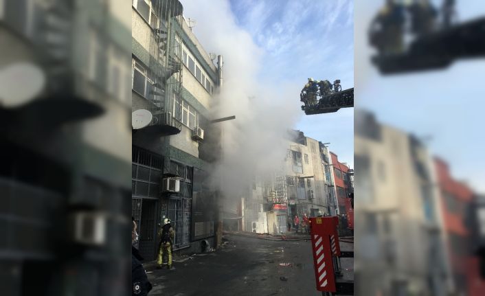 Bayrampaşa’da oto tamirhanesinde yangın