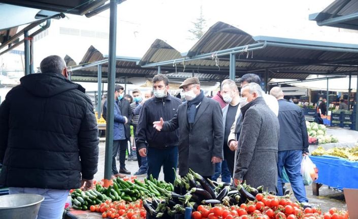 Belediye Başkanı Ekicioğlu, semt pazarı ve esnafların kandilini kutladı