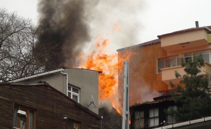 Beyoğlu’nda ahşap bina alev alev yandı