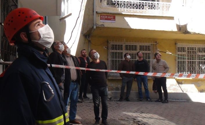 Beyoğlu‘nda rüzgar nedeniyle binanın çatısındaki tuğlalar uçtu