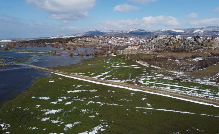 Beyşehir’de eriyen karlar, ekili arazileri suyla doldurdu