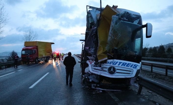 Bolu’da, yolcu otobüsü arıza yapan kamyona çarptı: 3 yaralı