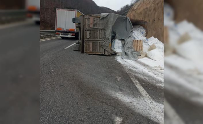 Bor yüklü tır yan yattı: 1 yaralı