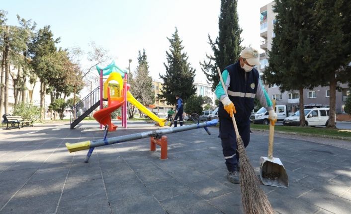 Buca’nın parklarında bahar temizliği