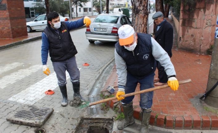 Burhaniye’de yağmur suyu ekibi 24 saat görevde