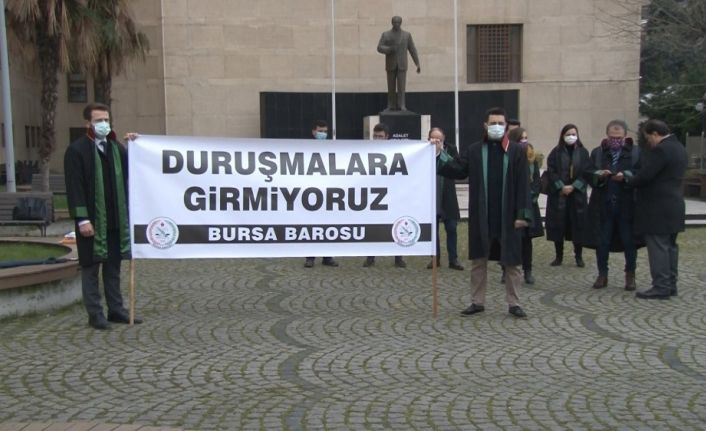 Bursa’da avukatlar duruşmalara girmeyerek sessiz eylem başlattı