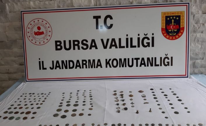 Bursa’da tarihi eser satmak isteyen 4 kişi jandarma ekiplerine yakalandı