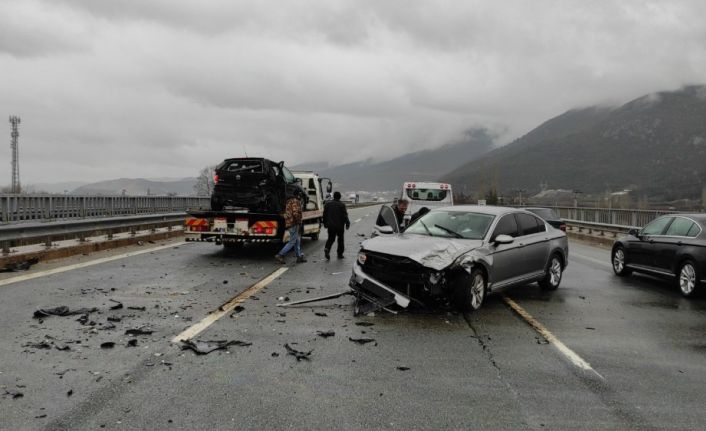 Bursa’da yağmur nedeniyle kayganlaşan yolda kaza: 2 yaralı