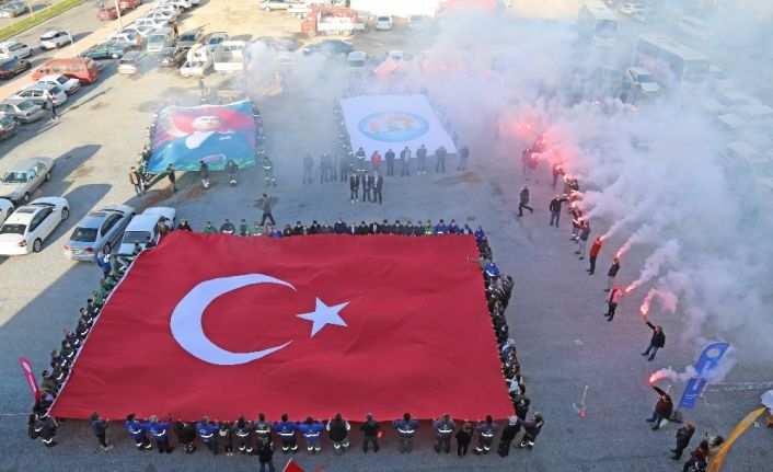 Çanakkale Zaferini ve şehitleri Türk bayrağı açarak andılar