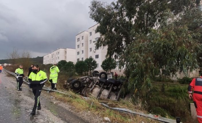 Çimento yüklü kamyon devrildi;1 kişi yaralandı