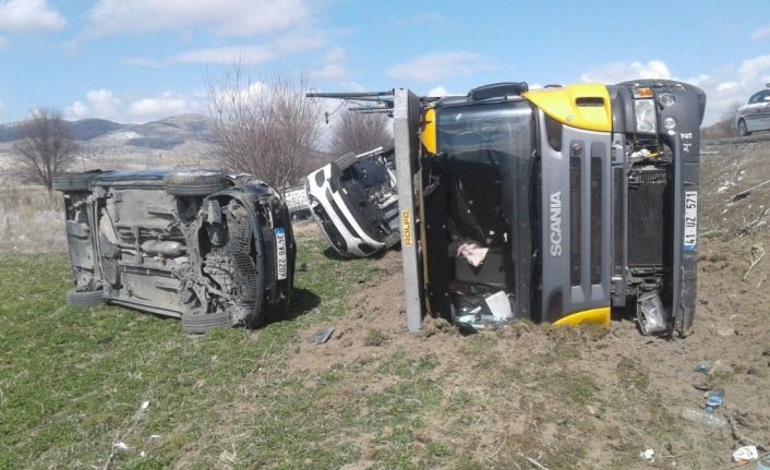 Cipleri taşıyan tır yoldan çıktı, sıfır araçlar tarlaya savruldu