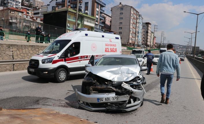 D-100’deki kazayı izlerken kaza yaptılar: 4 yaralı