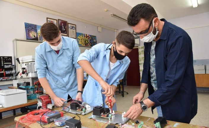 Denizli’de öğretmenler ve öğrencilerin ’Sarozon’ adlı ozon cihazı tescillendi