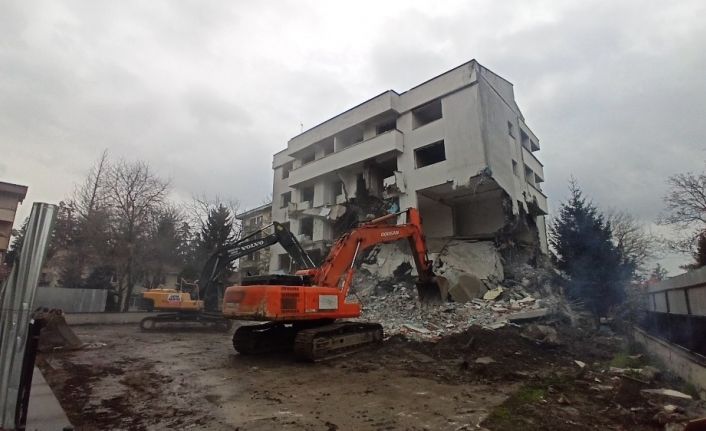 Deprem riskli bina yıkılıyor