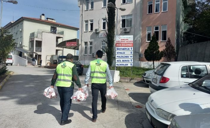 Dernek yöneticileri kandil simidi dağıttı