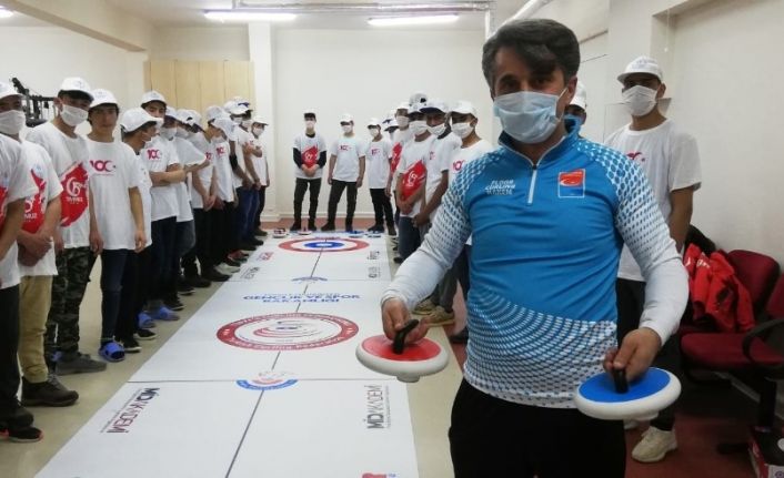 Devlet korumasındaki Afganlı çocukların Floor Curling heyecanı