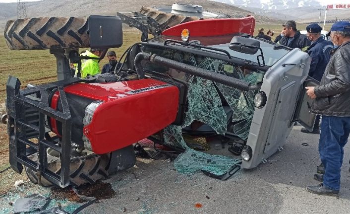 Devrilen traktörün sürücüsü kabin sayesinde hayatta kaldı