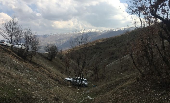 Direksiyon hakimiyetini kaybeden otomobil şarampole yuvarlandı