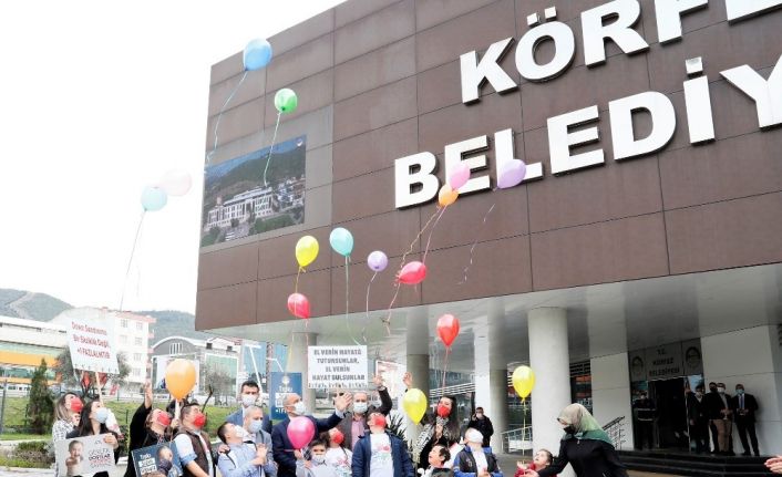 Down sendromlular için gökyüzüne renkli balonlar bırakıldı