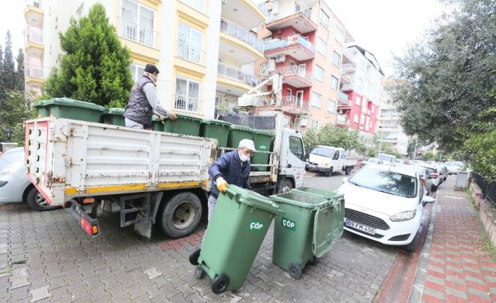 Efeler’de çöp kovaları yenileniyor