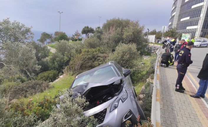 Ehliyetsiz sürücü şarampole uçtu; 2 yaralı