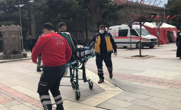 Elazığ’da bıçaklı kavga, 2 yaralıya ilk müdahale aşı çadırında yapıldı