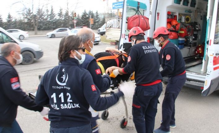 Elazığ’da kamyonet ile minibüs çarpıştı: 8 yaralı