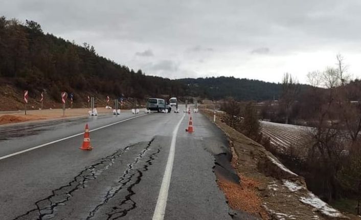 Emet-Tavşanlı karayolunda istinat duvarı göçtü